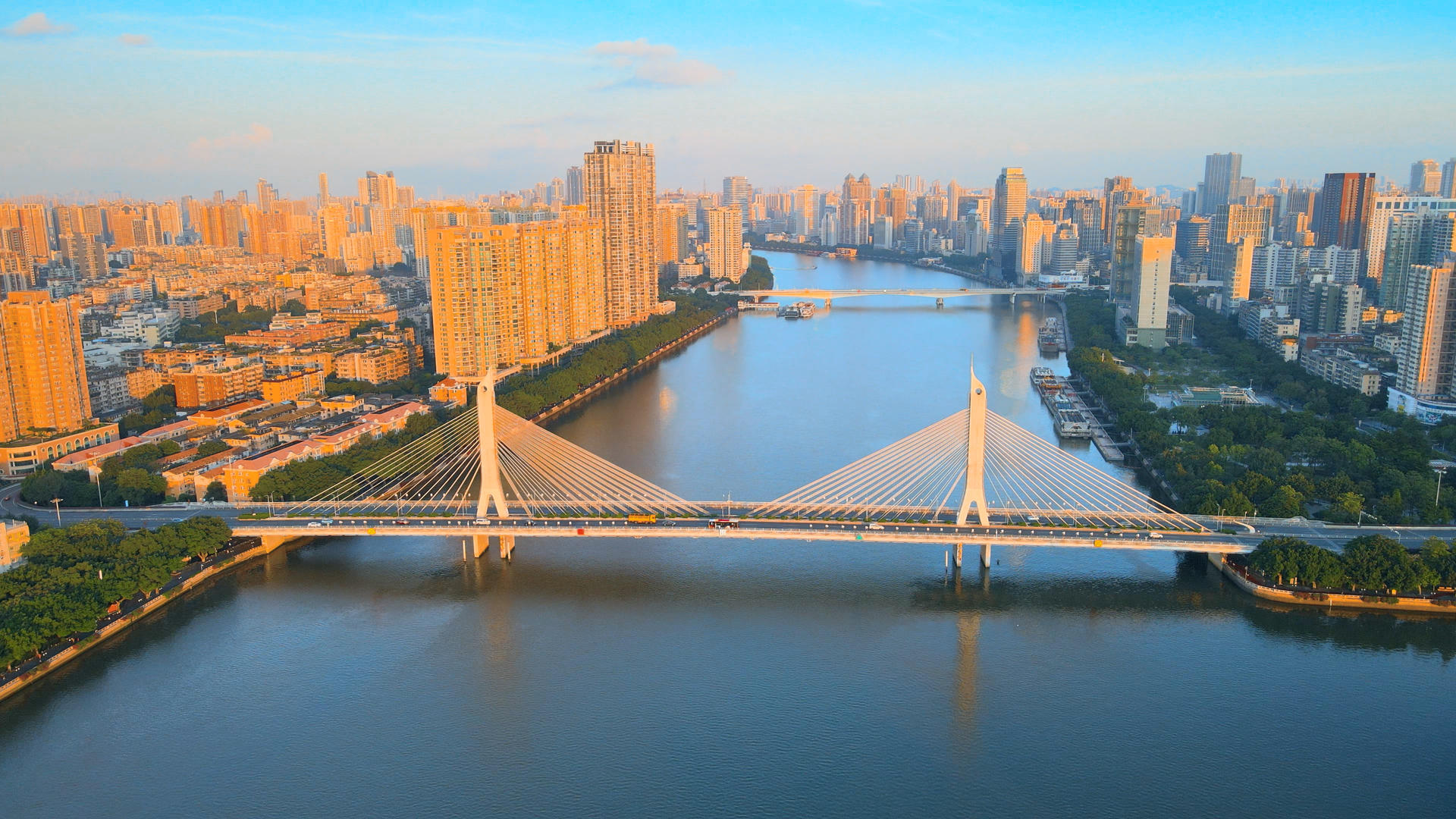 4K唯美航拍广州海印大桥车流夕阳余晖视频的预览图