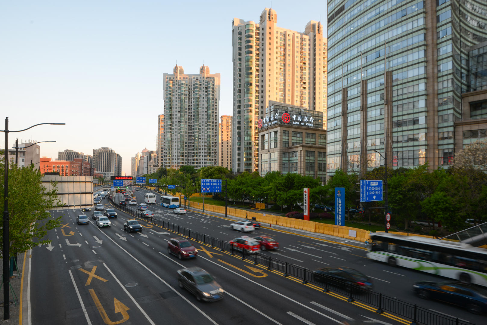 上海繁华路段车流延时视频的预览图