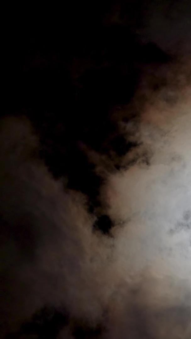 夜空中的彩云明亮月亮视频的预览图