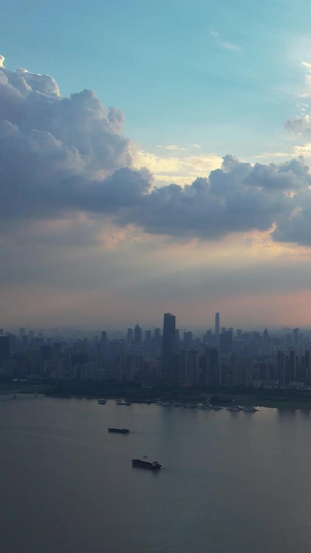 航拍城市武汉二七长江大桥日落天空自然天气交通道路桥梁材料视频的预览图