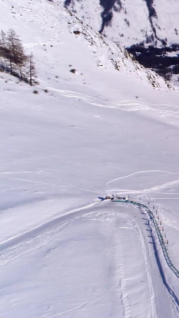 高速公路在天山雪山脚下视频的预览图
