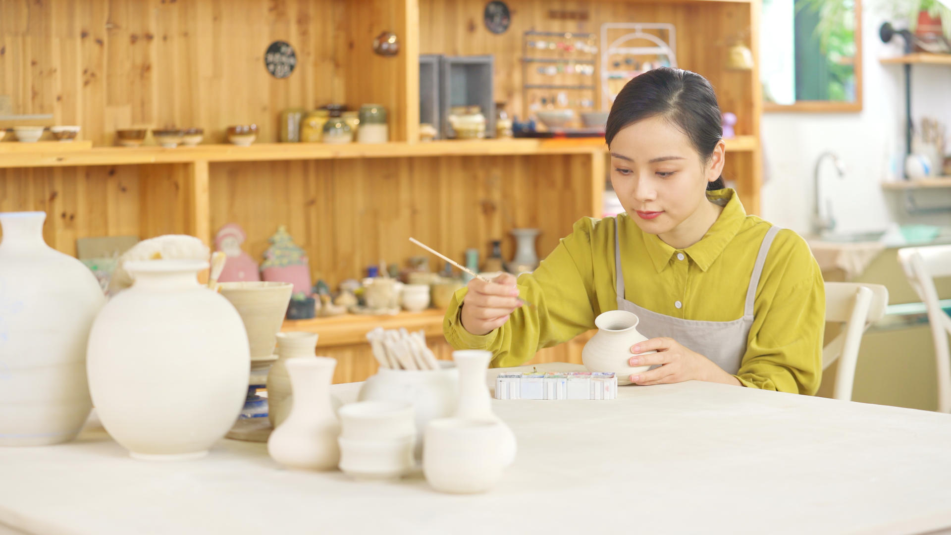 4k陶器陶瓷DIY店里给陶器上色的女生视频的预览图