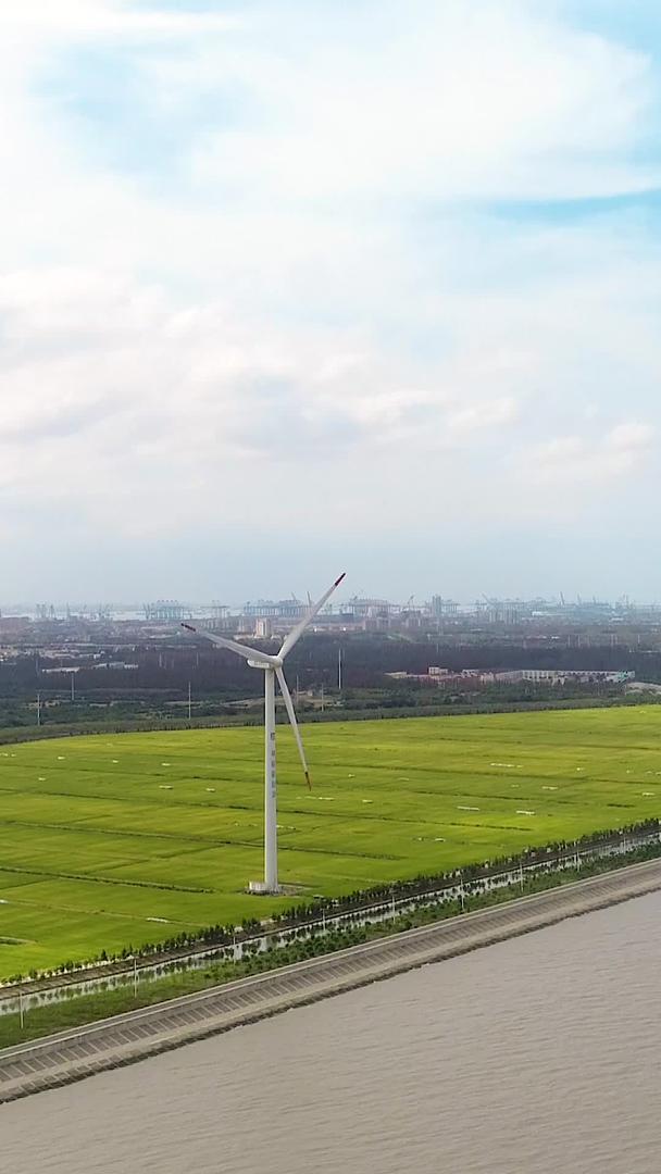 上海长兴岛海边风车航拍视频的预览图