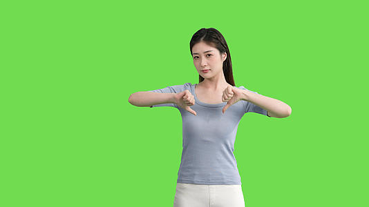 4k穿休闲装的女生倒喝彩动作绿幕视频视频的预览图