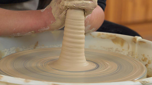 4k陶器陶瓷陶土拉胚陶器制作特写视频的预览图