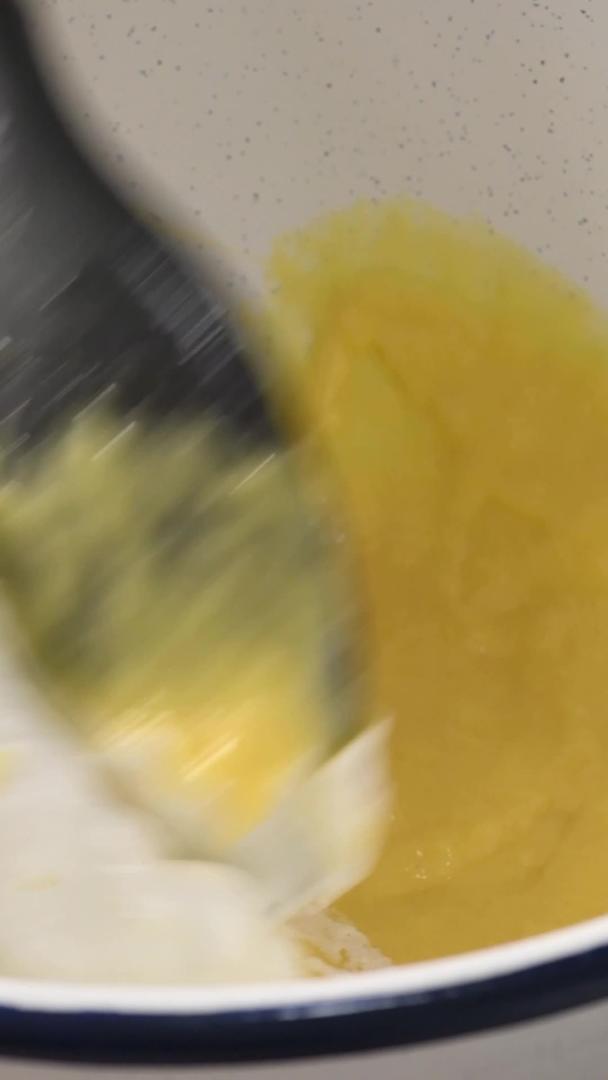 打发蛋清和蛋黄的垂直屏幕混合蛋黄视频的预览图