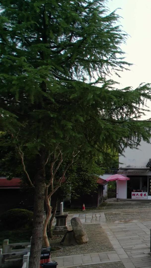 航拍5A安徽省绩溪龙川景区历史建筑尚书牌坊视频视频的预览图