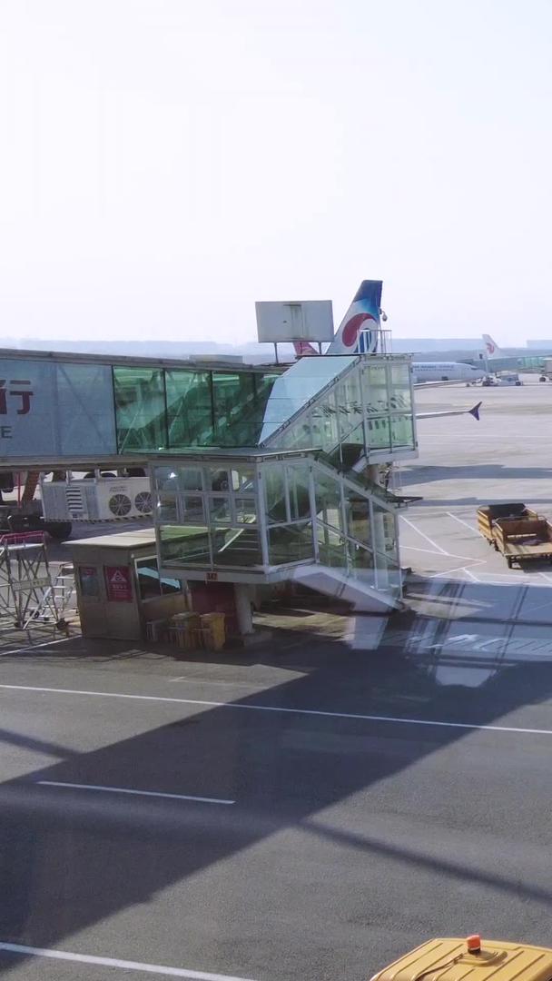 飞机起飞前轨道上滑行交通材料视频的预览图