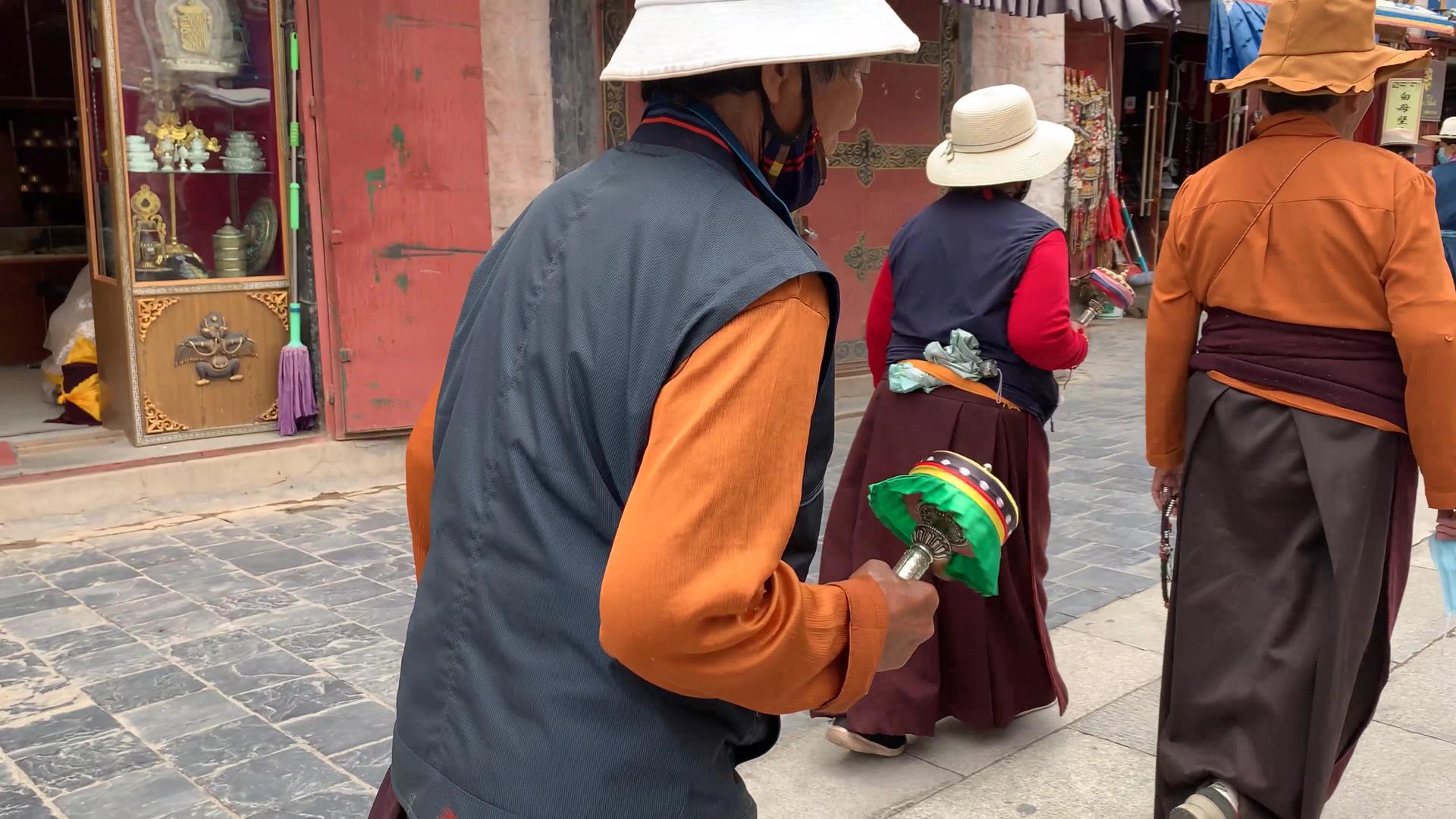 拉萨八廓街手持转经轮的藏民大昭寺转寺视频的预览图