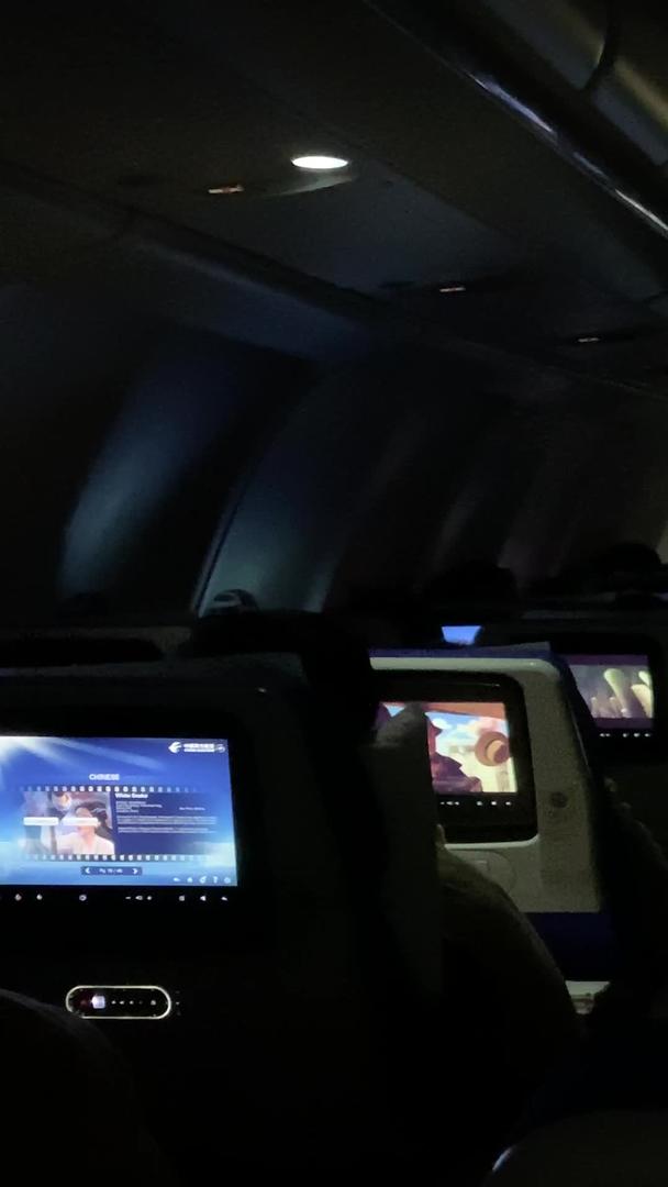 夜间飞机机舱实拍视频的预览图