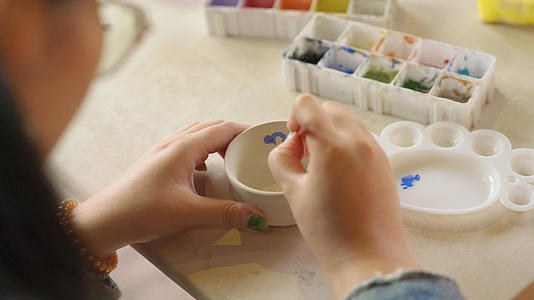 4k陶器陶罐内部上色绘画特写视频的预览图