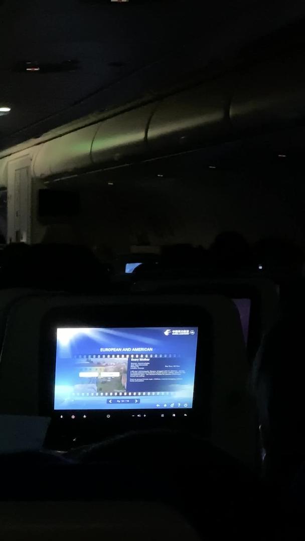 夜间飞机机舱实拍视频的预览图