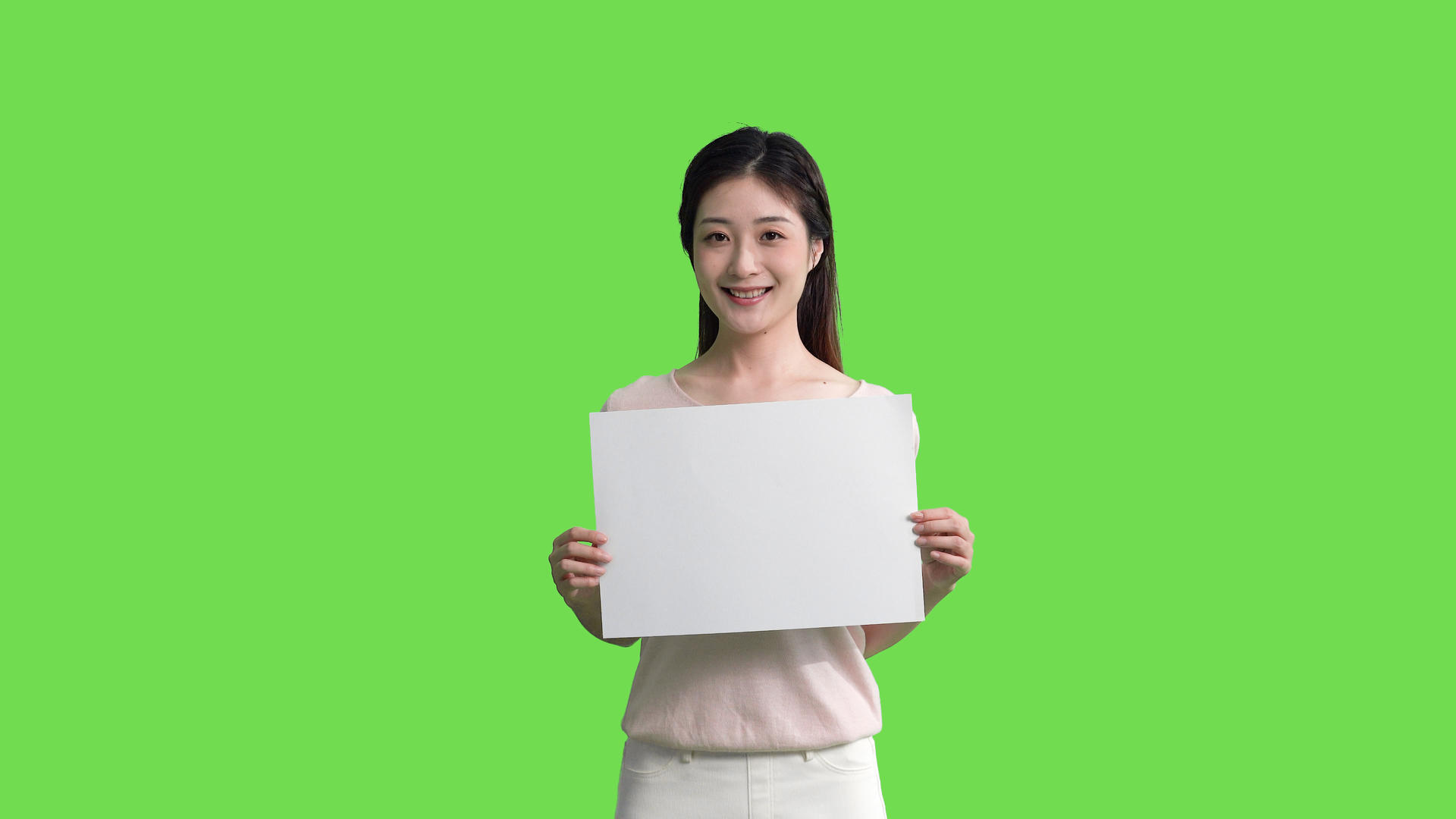 4k穿休闲装的女生手拿白板展示动作绿幕抠像视频视频的预览图