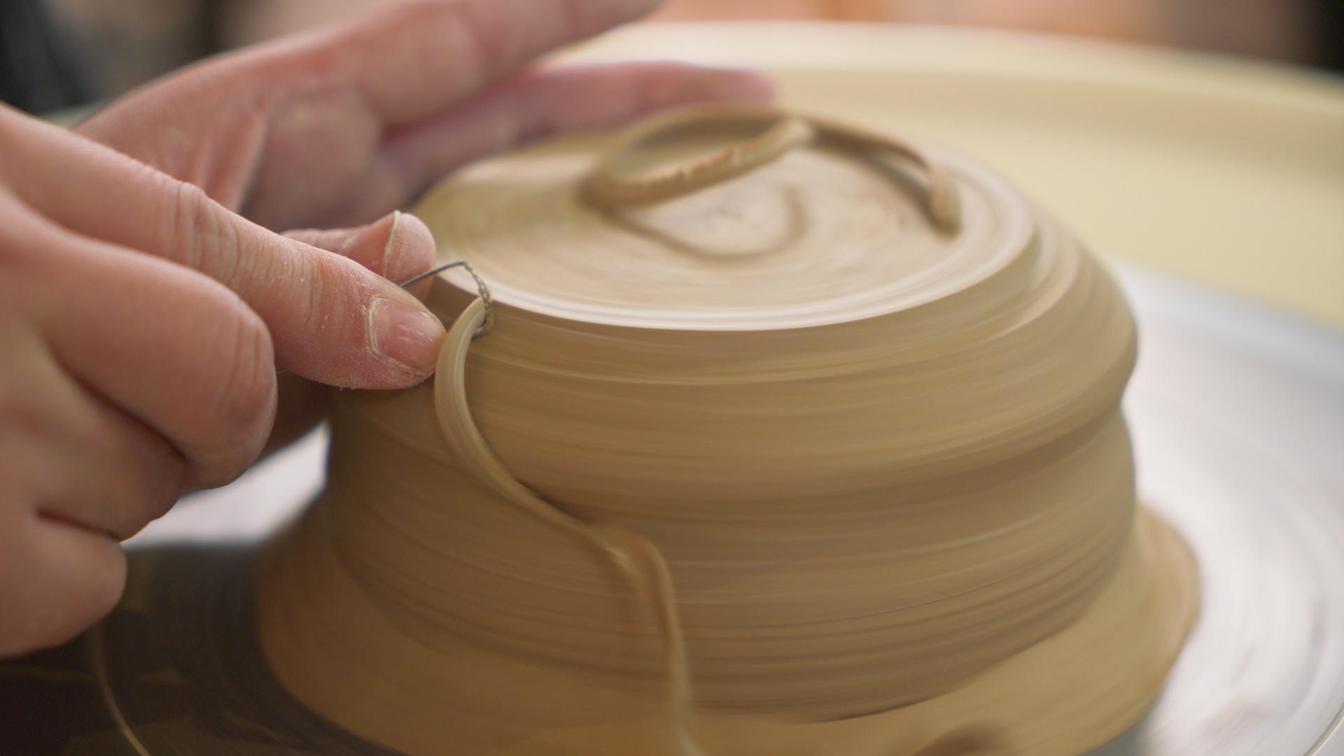 4k陶器陶罐陶培塑形泥胚修底视频的预览图