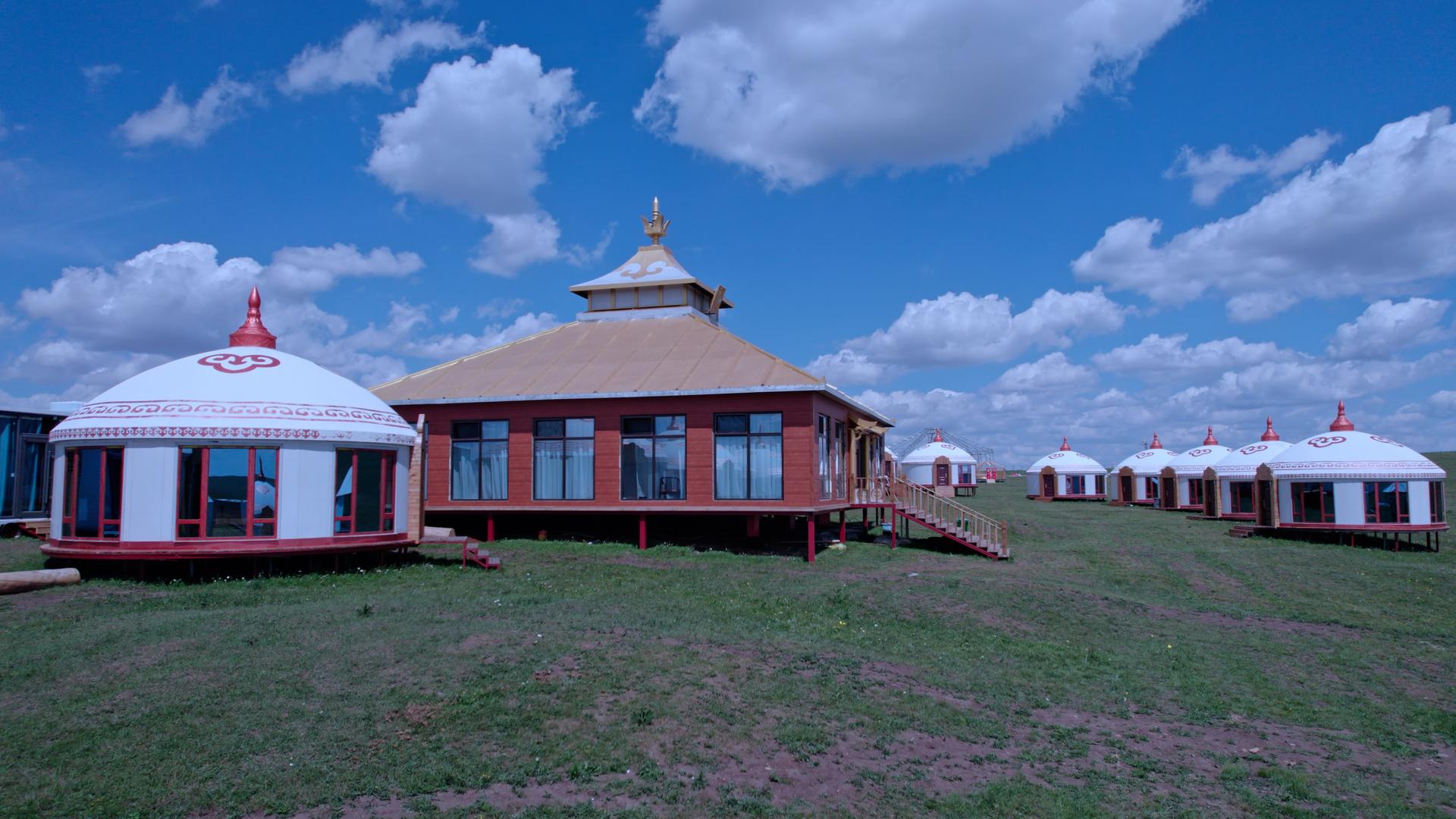 内蒙古空中草原蒙古包外景视频的预览图