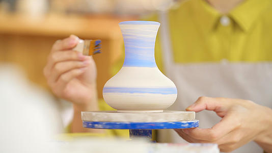 4k陶器陶艺油漆刷漆上色特写视频的预览图