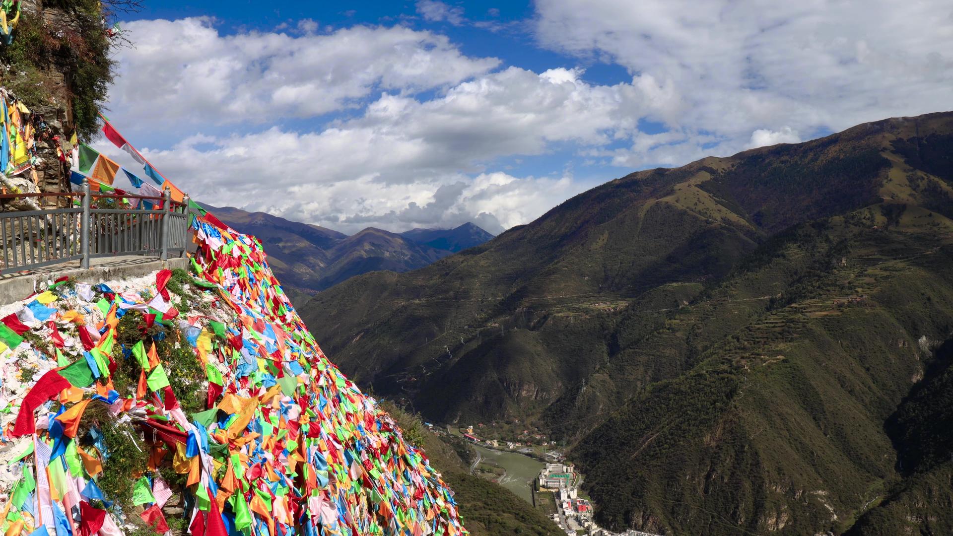 藏传佛教经幡蓝天白云山脉延时视频视频的预览图