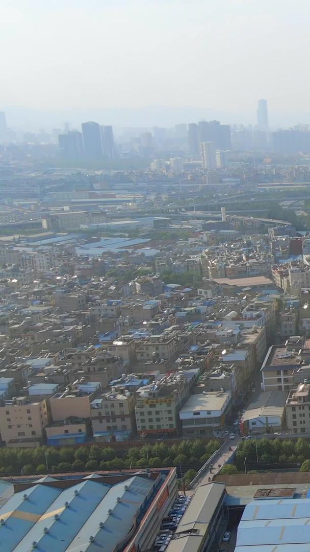 云南昆明城市马路车流阳光航拍视频的预览图