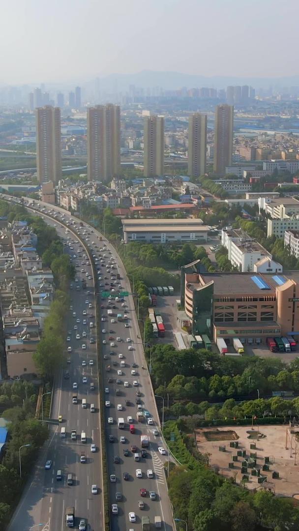 云南昆明城市马路车流阳光航拍视频的预览图