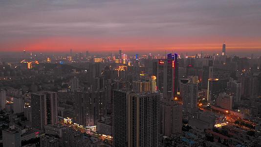晚霞之下的武汉城区视频的预览图