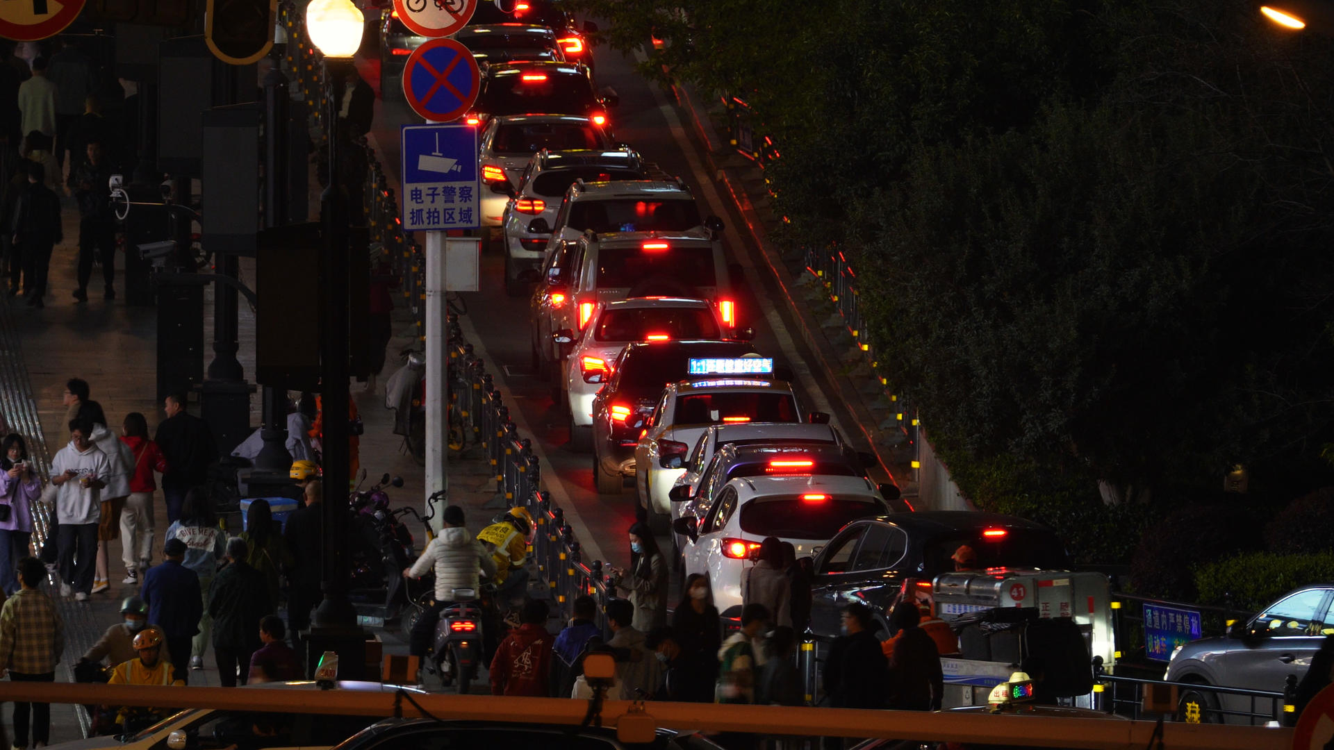 交通街景4k素材城市跨年夜高峰期拥堵视频的预览图