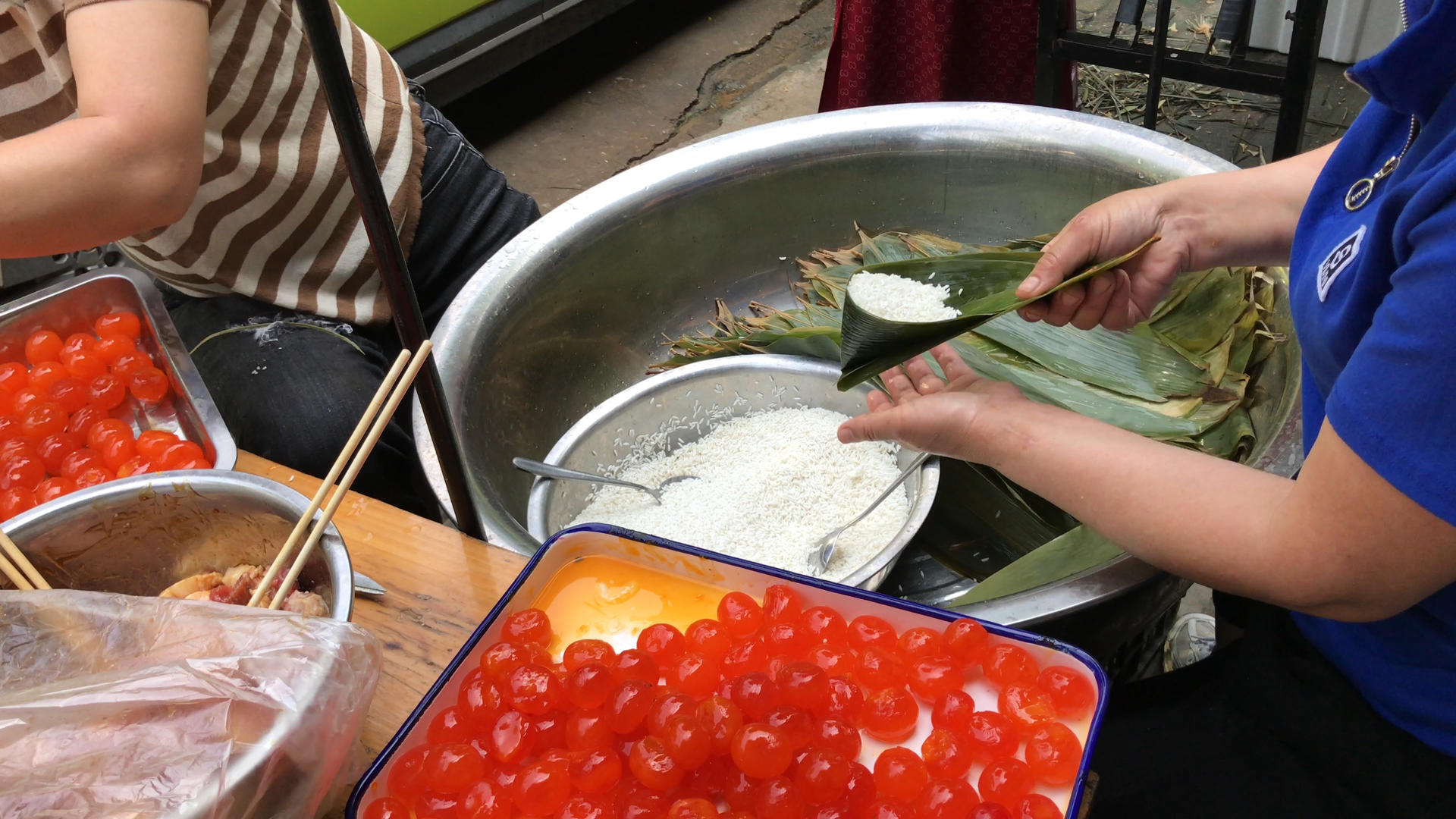 传统节日端午节民俗美食手工制作粽子4k素材视频的预览图