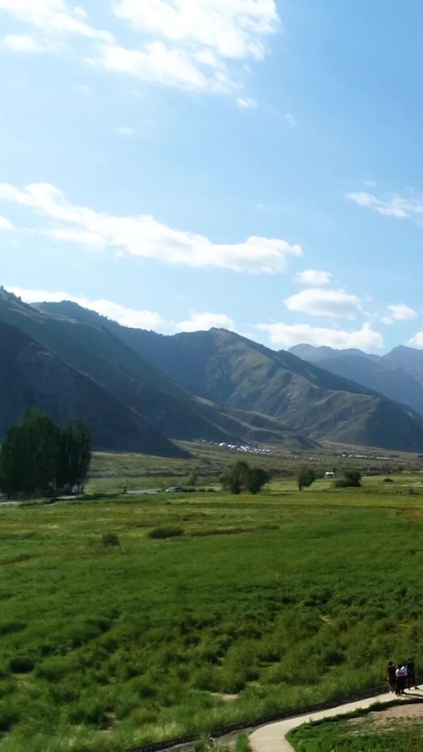 新疆天山草原旅游景区绿皮列车航拍视频的预览图