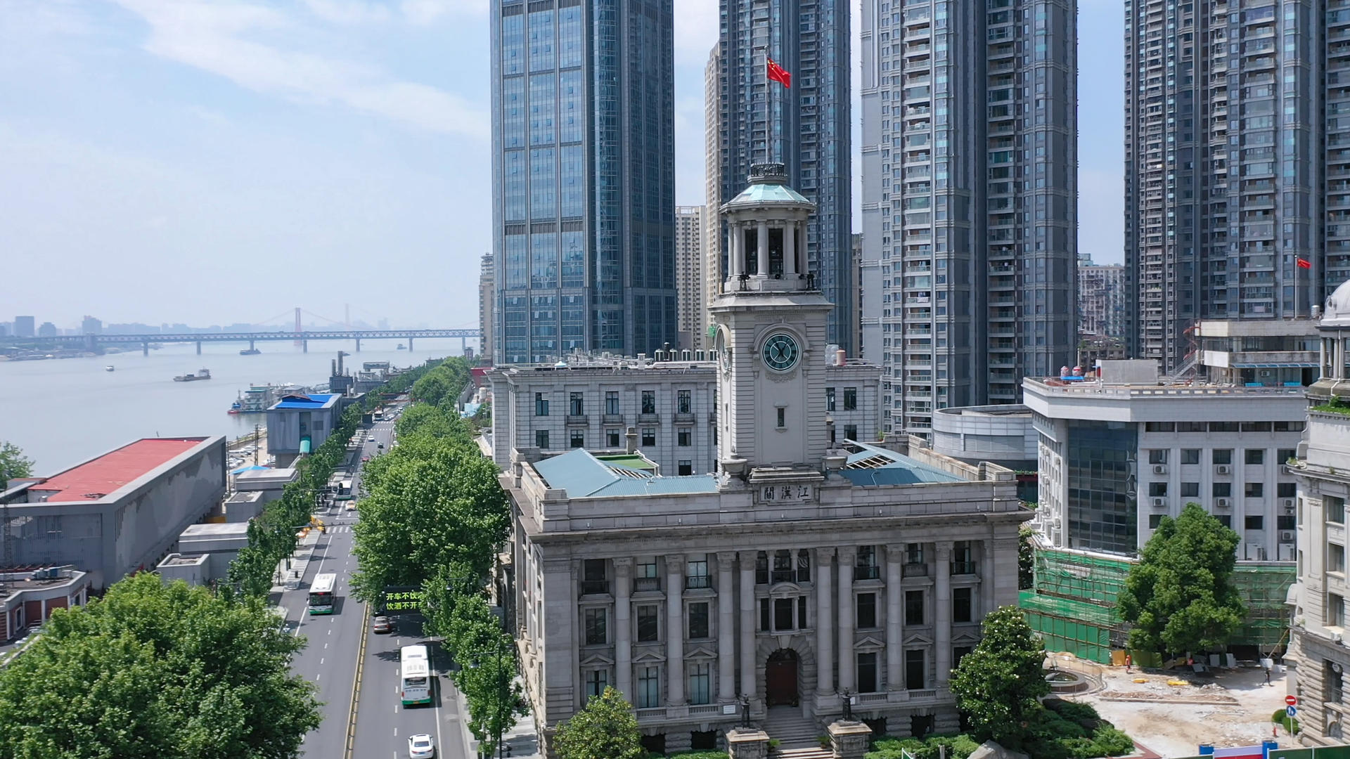 航拍武汉城市地标性建筑江汉关钟楼4k素材视频的预览图