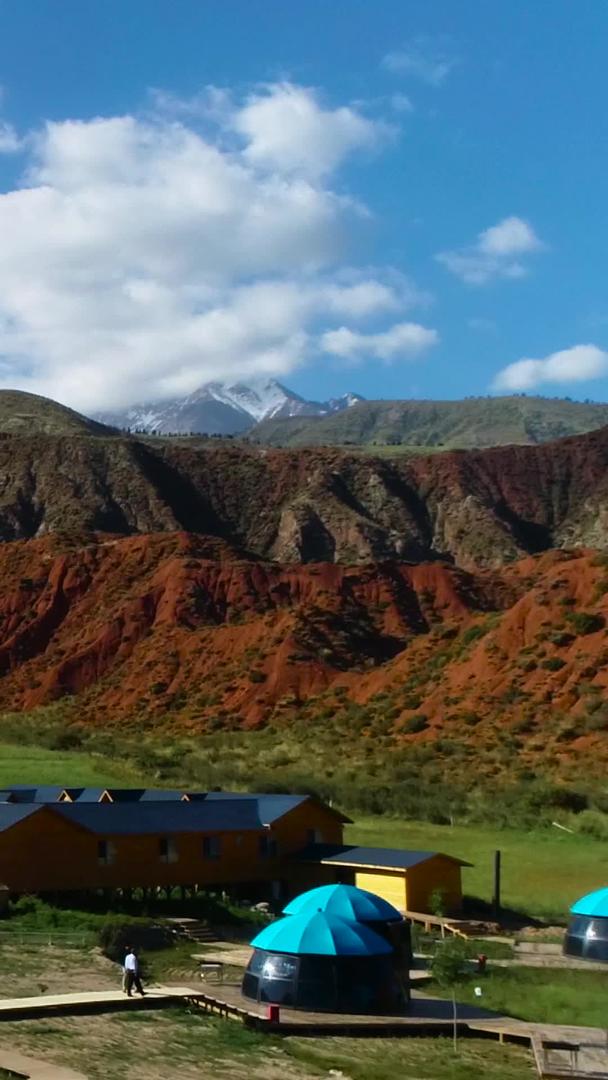 新疆天山草原旅游景区绿皮列车航拍视频的预览图