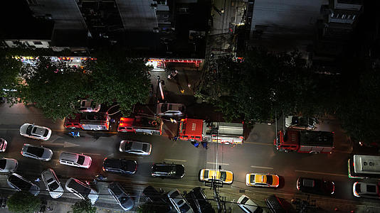 航拍城市夜间消防救火车消防员消防现场4k素材视频的预览图