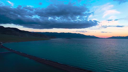 航拍5A景区赛里木湖傍晚日落风光视频视频的预览图