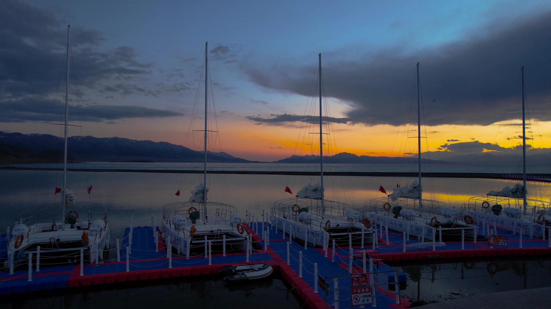 5A纯净美丽的赛里木湖畔停泊的游艇航拍视频视频的预览图