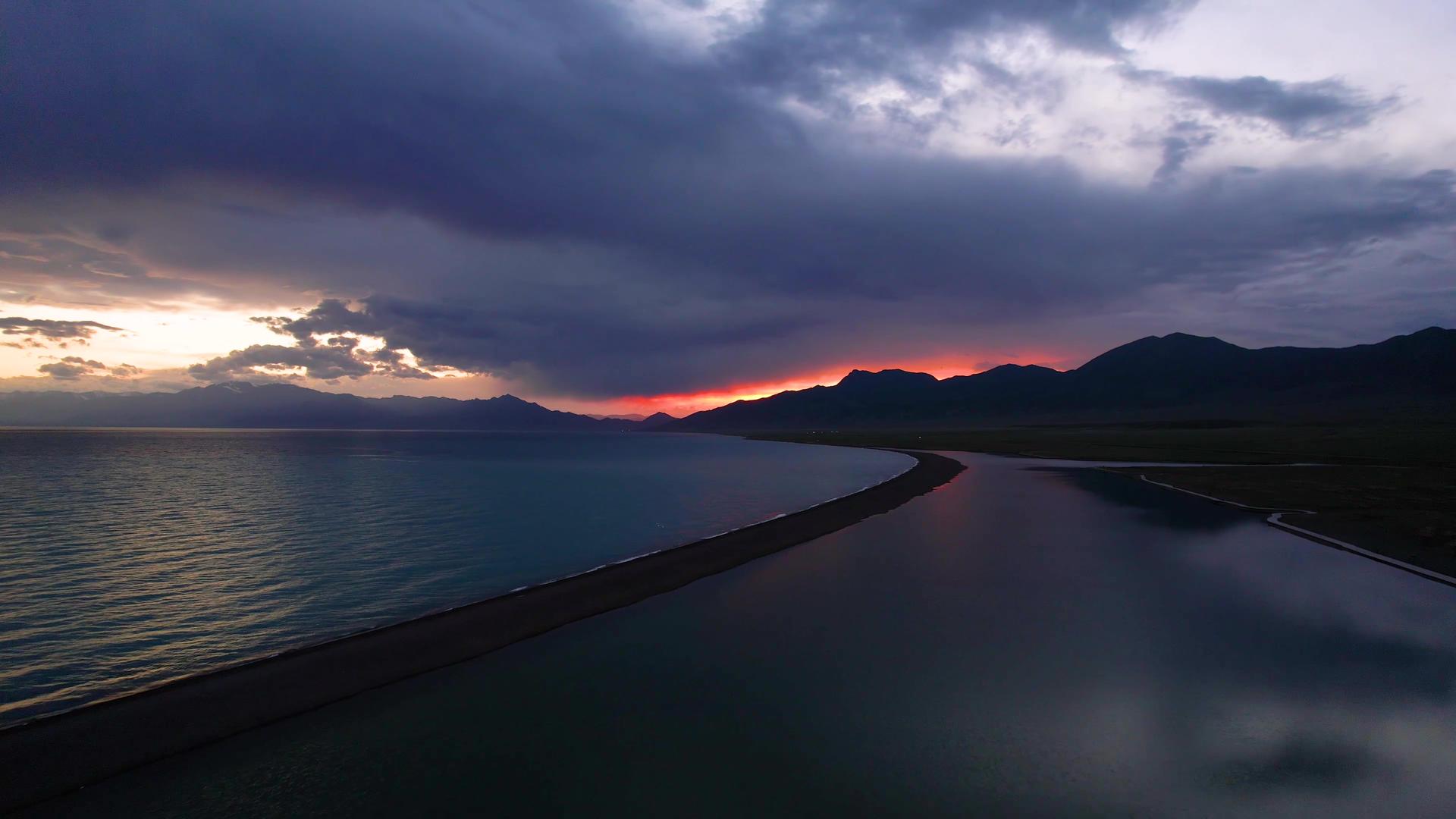 航拍5A景区赛里木湖壮观的日落景观风光视频视频的预览图