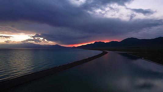 航拍5A景区赛里木湖壮观的日落景观风光视频视频的预览图