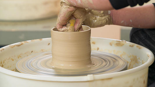 4k陶艺店手工课使用海绵擦拭陶器制陶特写动作视频的预览图