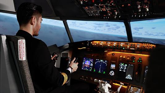 飞行员操控驾驶飞机视频的预览图