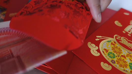 节日传统民俗把钱装入红包压岁钱祝福4k素材视频的预览图