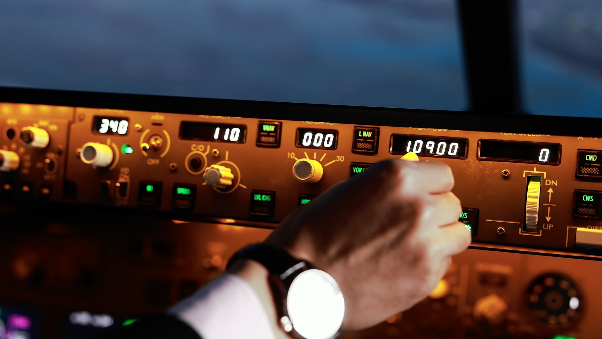 飞行员操控调节仪表参数视频的预览图