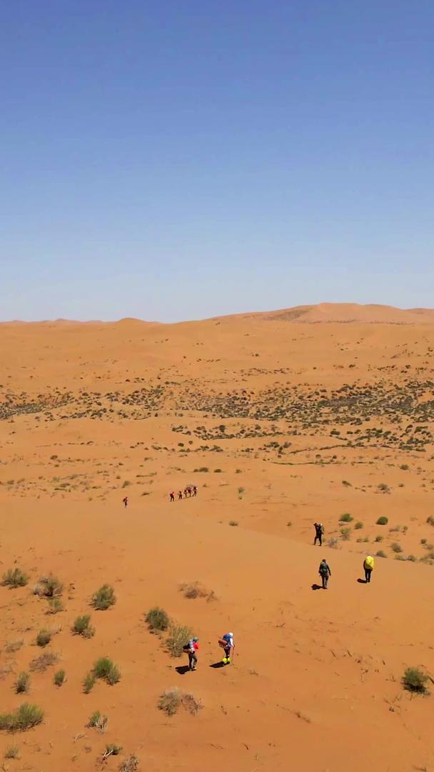 在沙漠中徒步旅行的人们视频的预览图