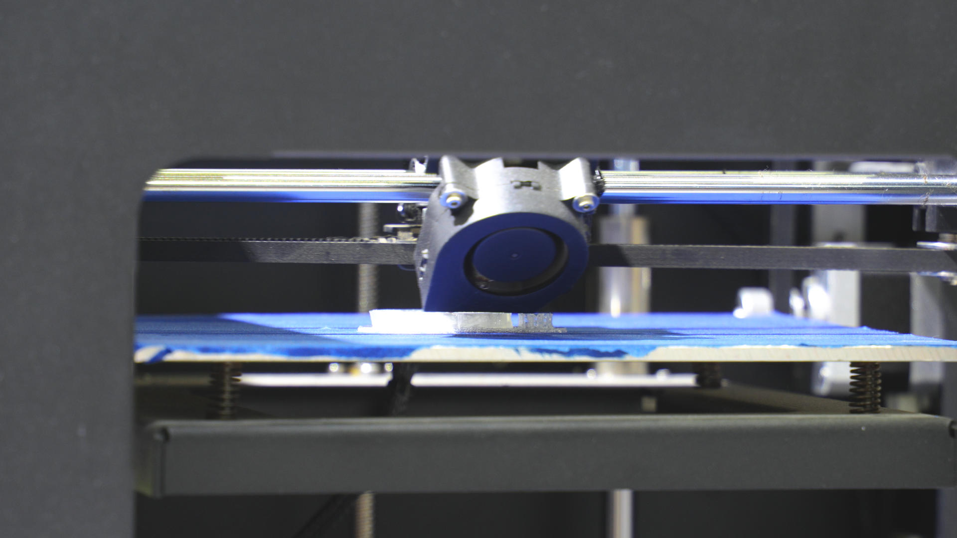 工业科研工厂车间3D打印机打印模型4k素材视频的预览图