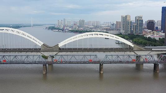 哈尔滨松花江滨洲铁路桥航拍4K视频视频的预览图