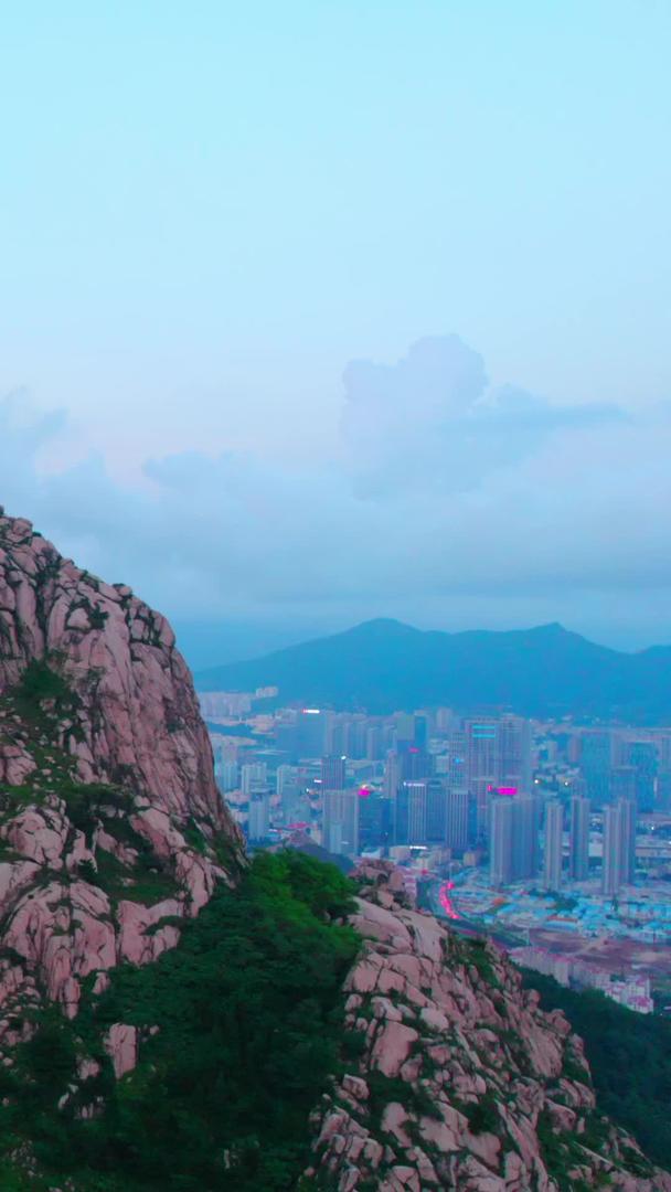 高山和城市在航拍晚霞中视频的预览图