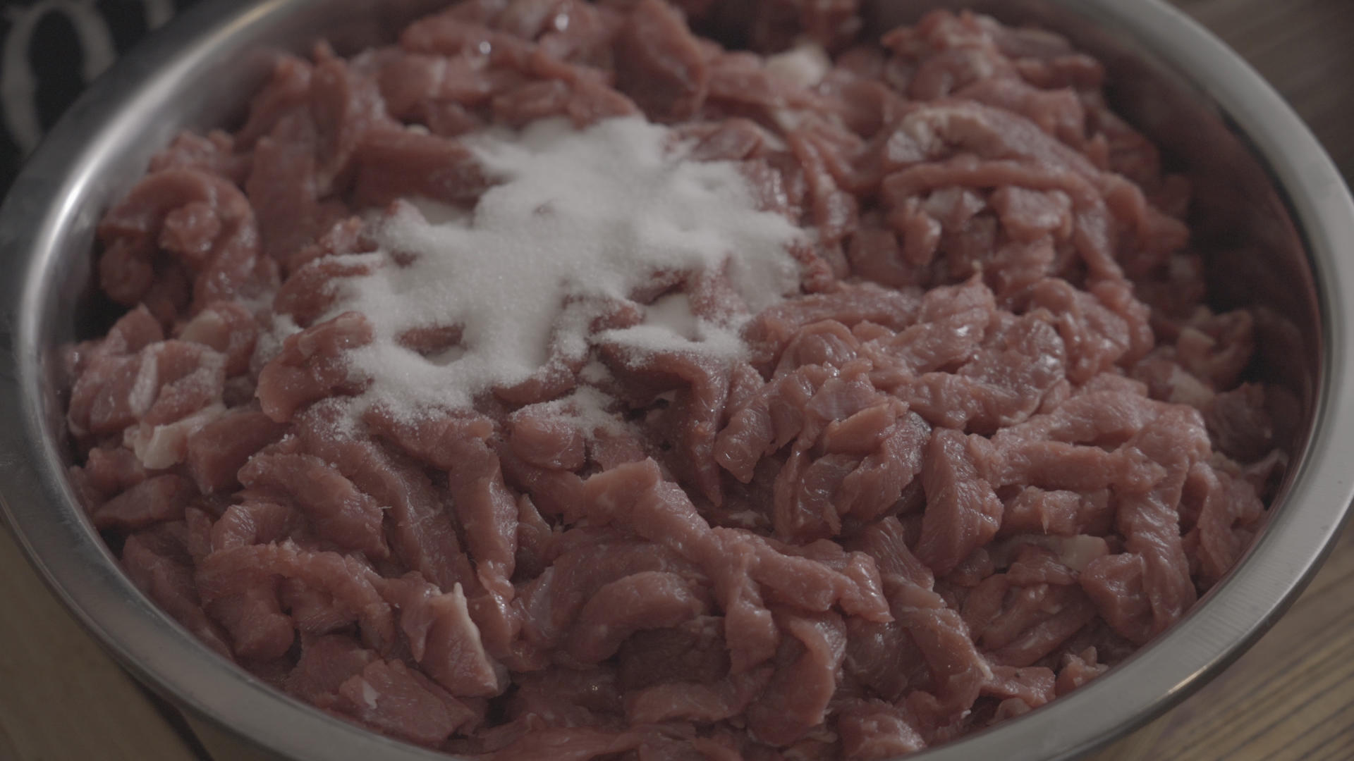 现炸小酥肉素材06视频的预览图