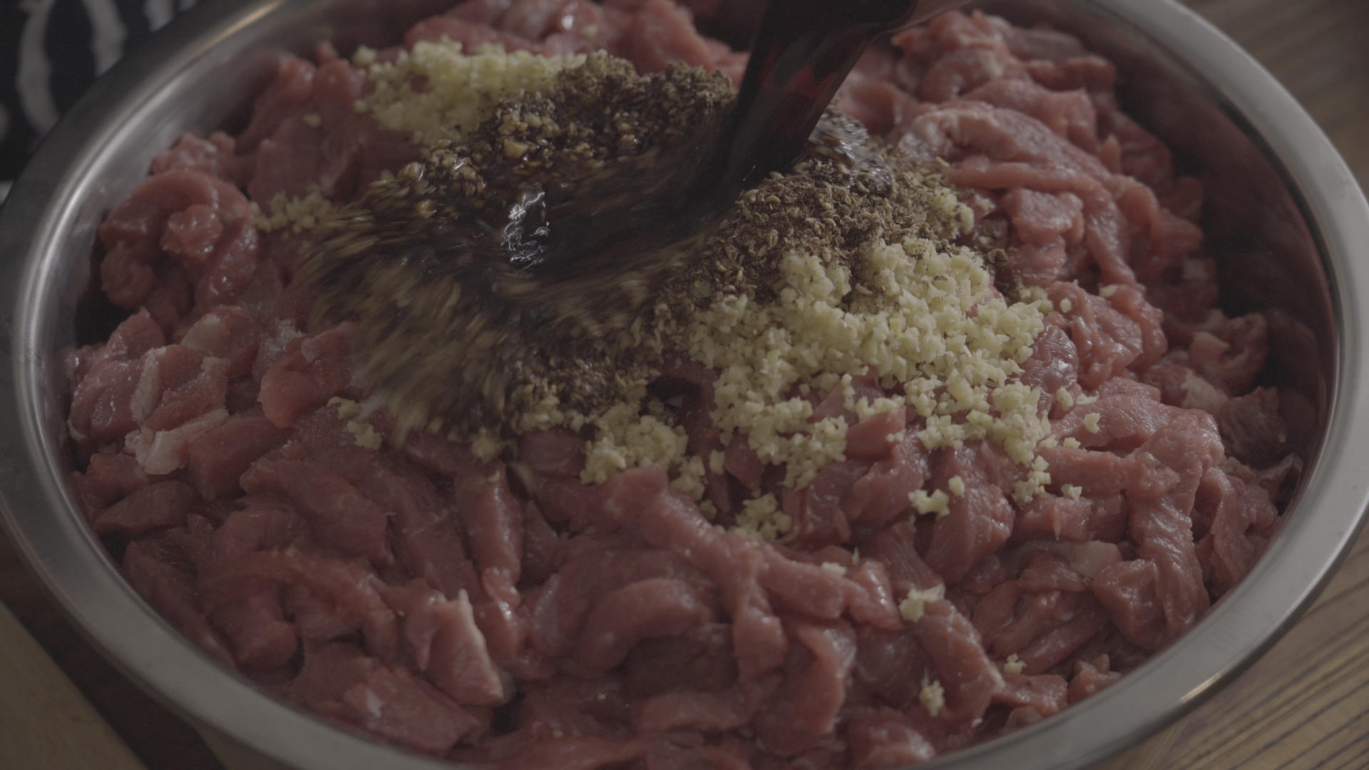 现炸小酥肉素材09视频的预览图