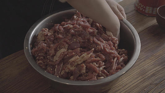 现炸小酥肉素材10视频的预览图