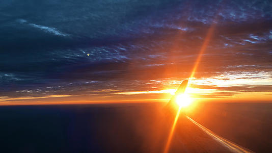 4K飞机旅行素材迎着朝阳早安问候充满希望实拍视频的预览图