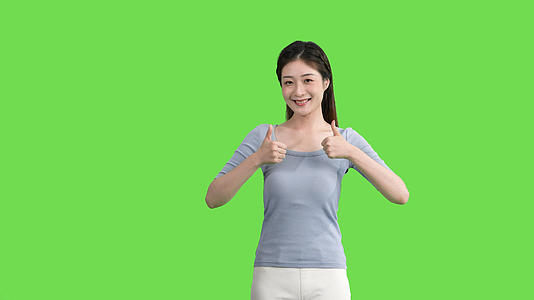 4k传休闲服的女生双手点赞赞同绿幕视频视频的预览图