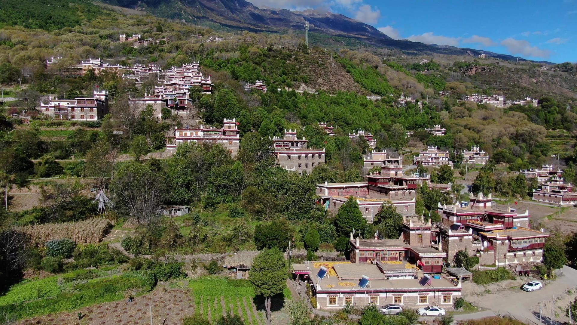 航拍甘孜藏族自治州最美民居中路藏寨视频视频的预览图