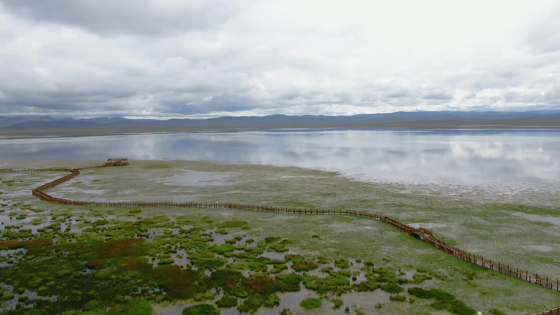 航拍甘肃甘南高原湖泊尕海湖景区视频视频的预览图