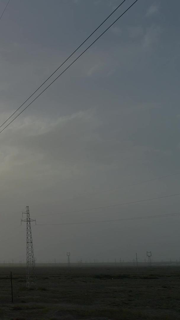 戈壁滩高压电塔航拍视频的预览图